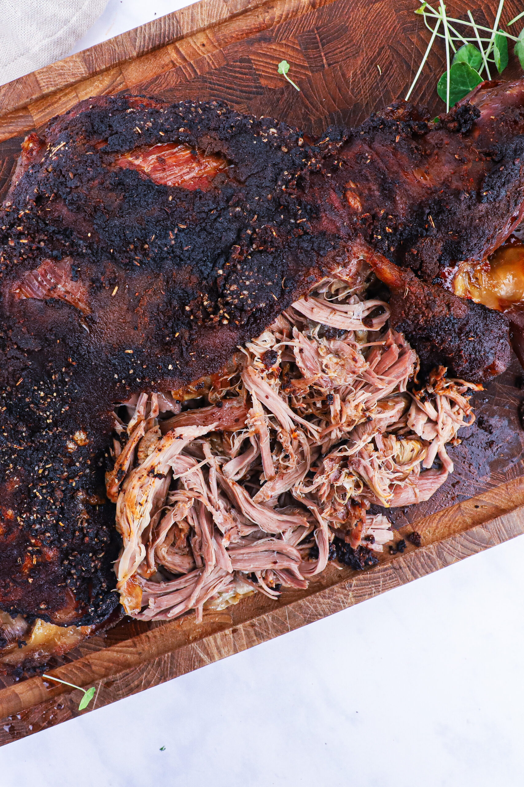 Pulled lamb - Opskrift på krydret langtidsstegt lammekølle