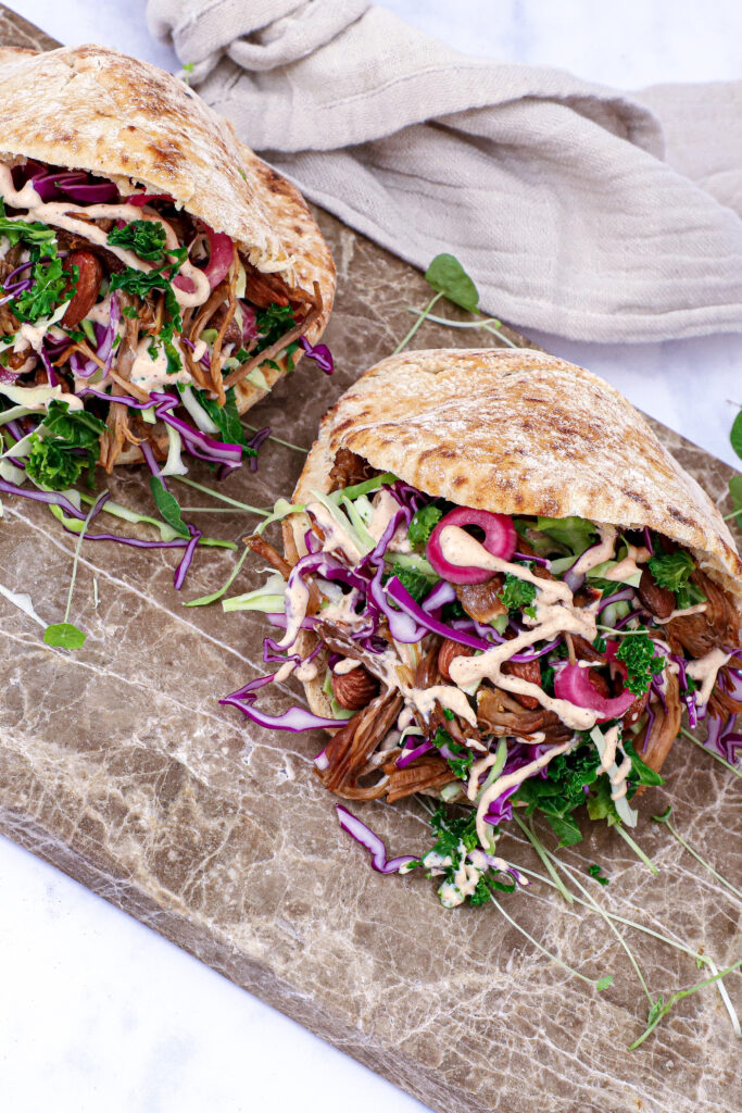Pulled lamb pita - Opskrift med kålsalat og chilidressing