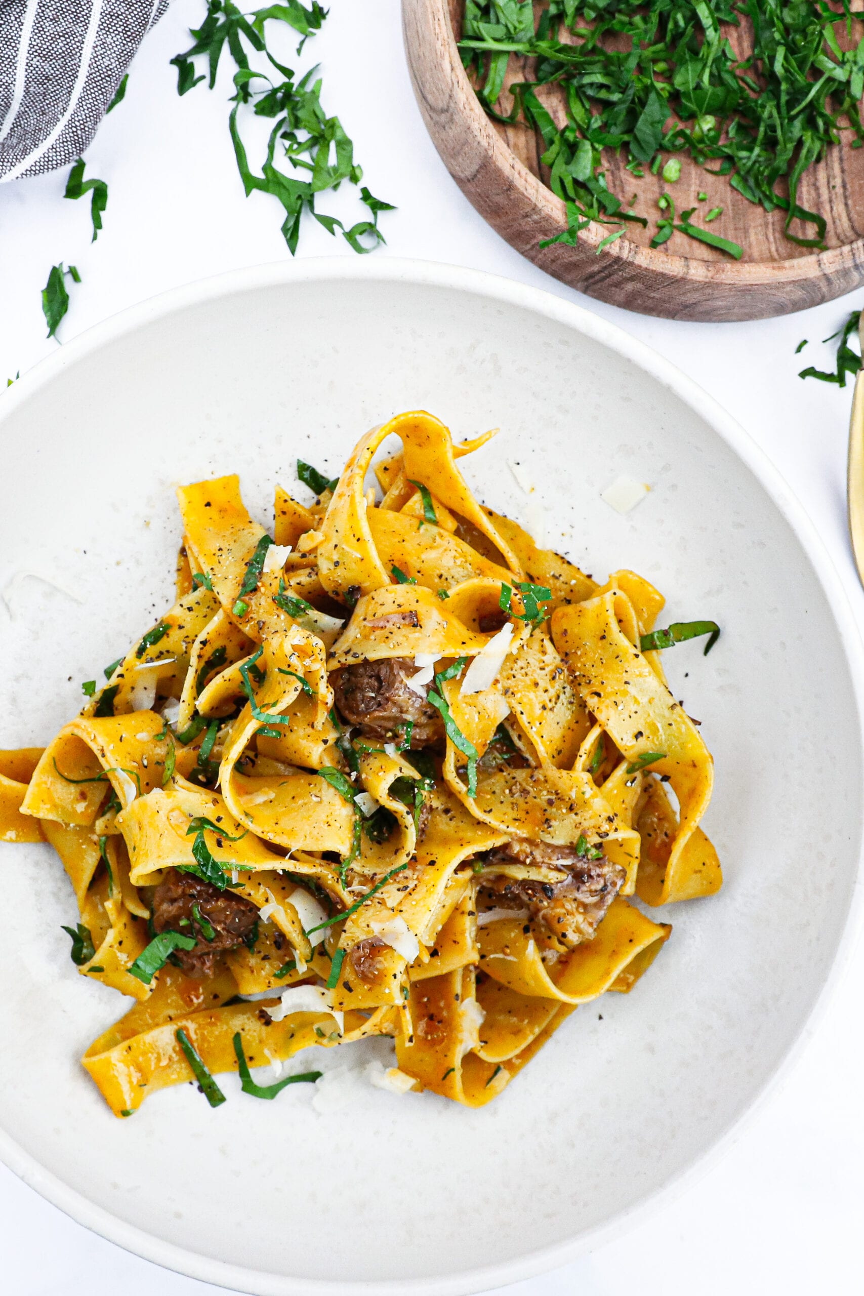 Braiserede oksehaler - Opskrift på oksehaleragout med pasta