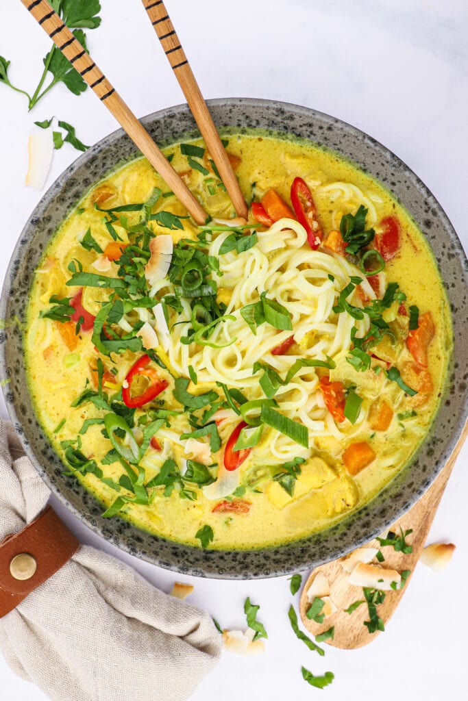 Thaisuppe - Opskrift på karrysuppe med kylling og kokos