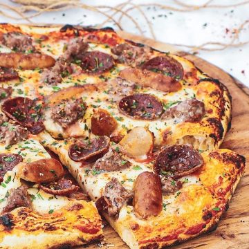 Pizza Meat Monster - Opskrift med oksekød, pepperoni og pølser