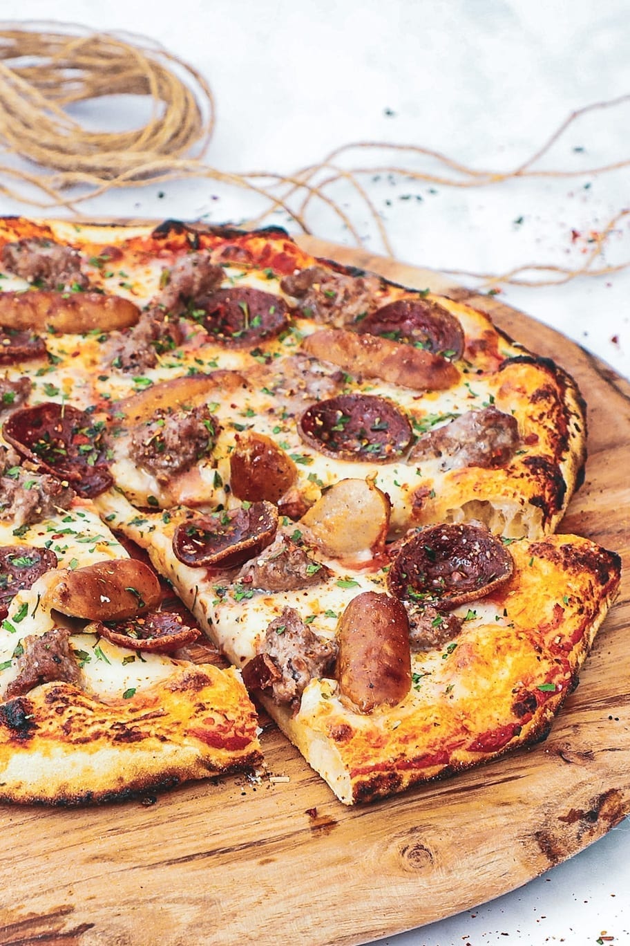 Pizza Meat Monster - Opskrift med oksekød, pepperoni og pølser