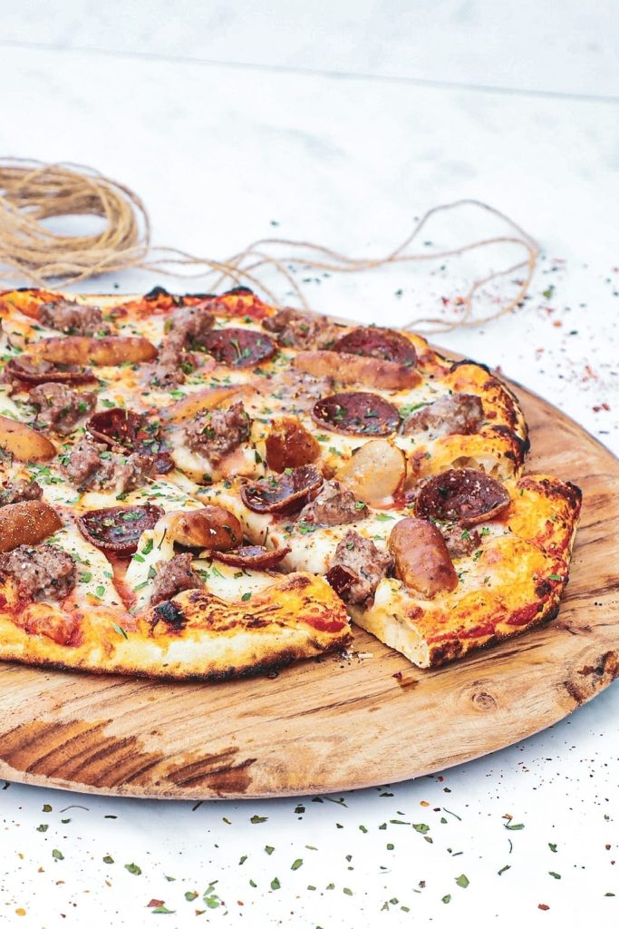 Pizza Meat Monster - Opskrift med oksekød, pepperoni og pølser