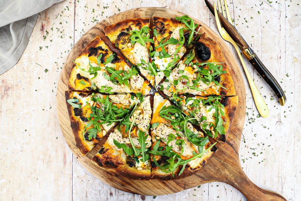 Pizza bianco med sød kartoffel og kylling - Opskrift på pizza