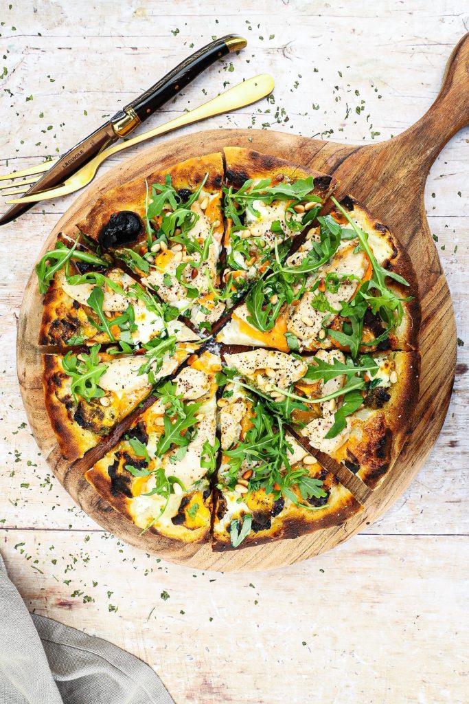 Pizza bianco med sød kartoffel og kylling - Opskrift på pizza