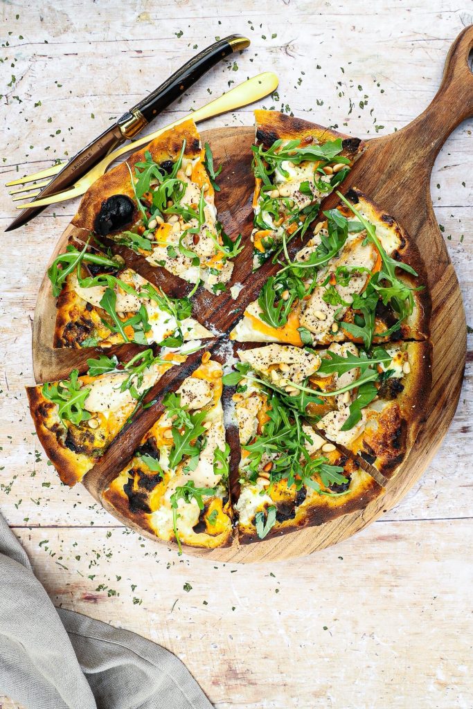 Pizza bianco med sød kartoffel og kylling - Opskrift på pizza