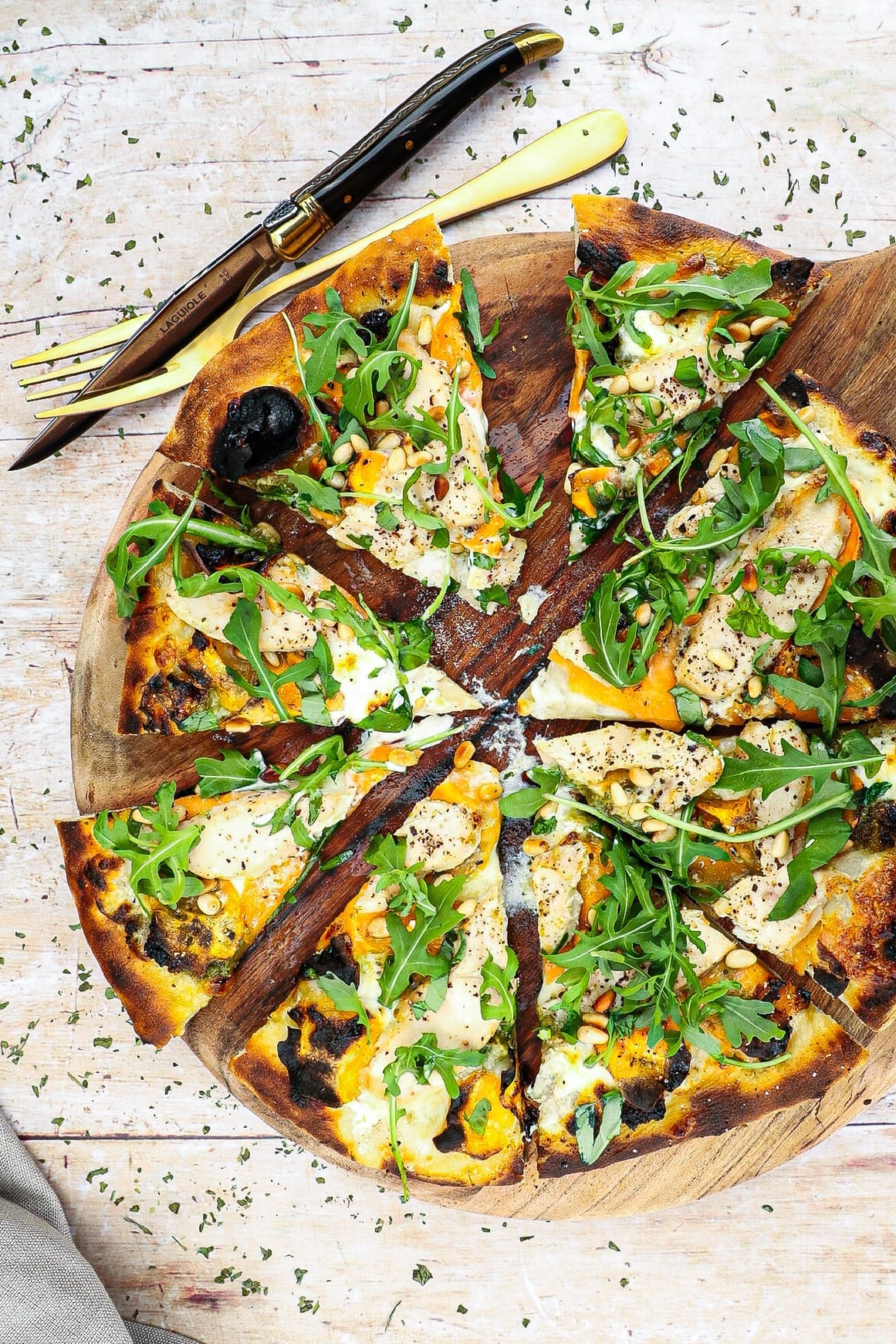 Pizza bianco med sød kartoffel og kylling - Opskrift på pizza