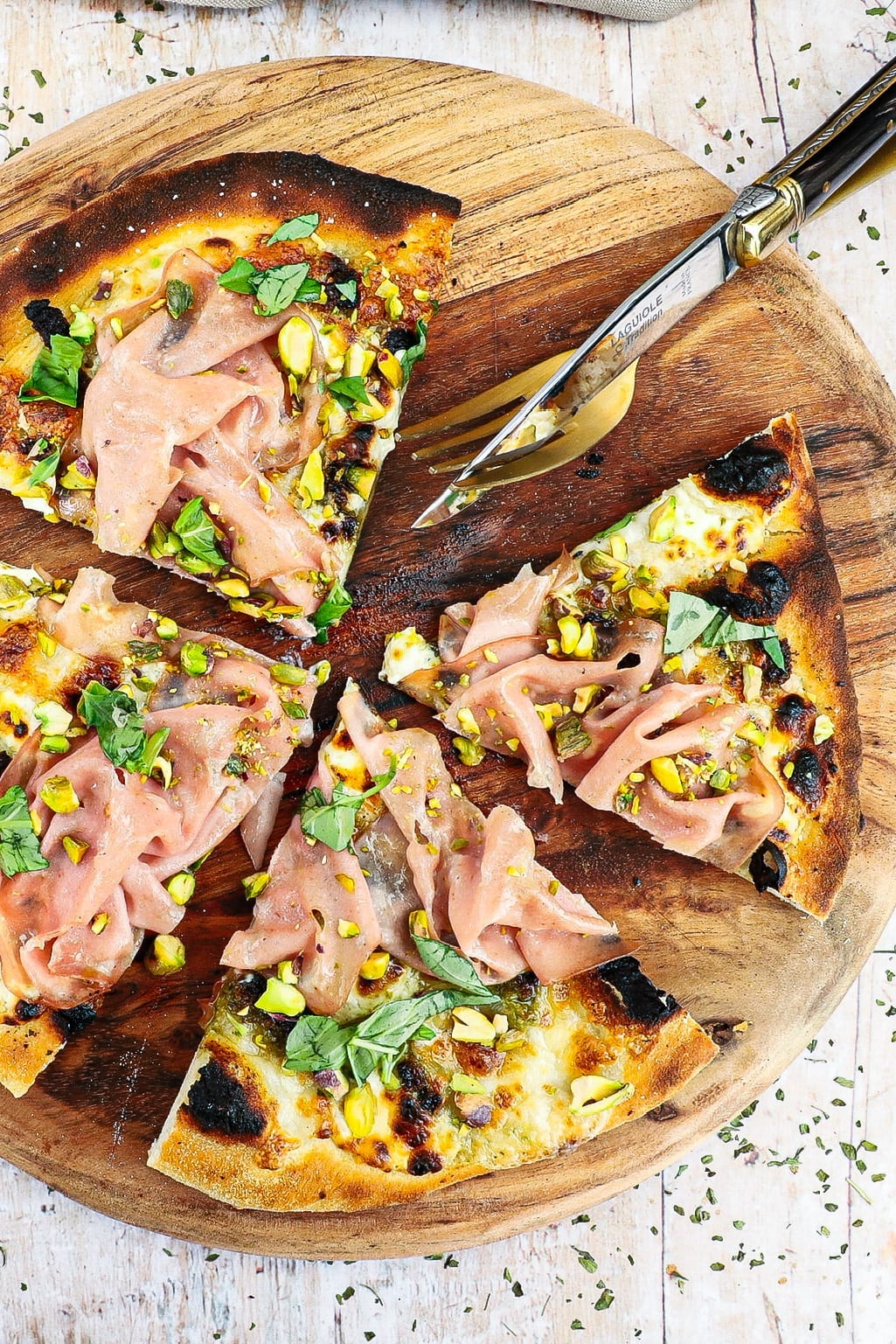 Pizza mortadella - Opskrift på pizza bianco med mortadella