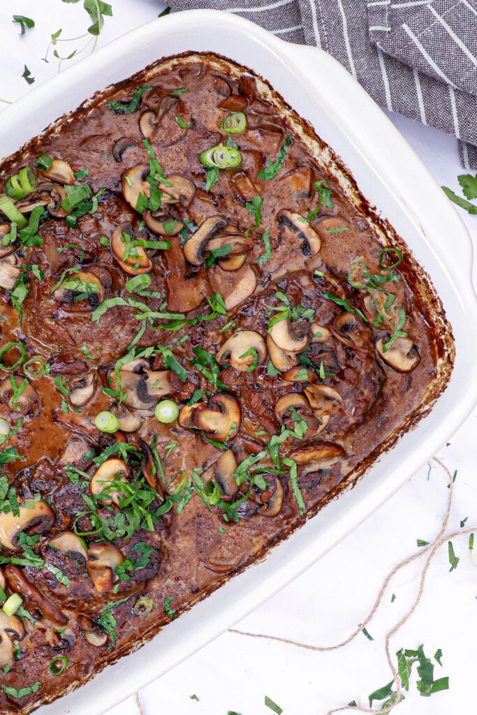 Hakkebøffer i fad - Opskrift med cremet champignonsauce