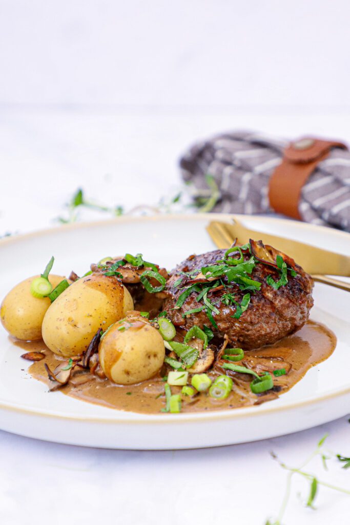 Hakkebøffer i fad - Opskrift med cremet champignonsauce