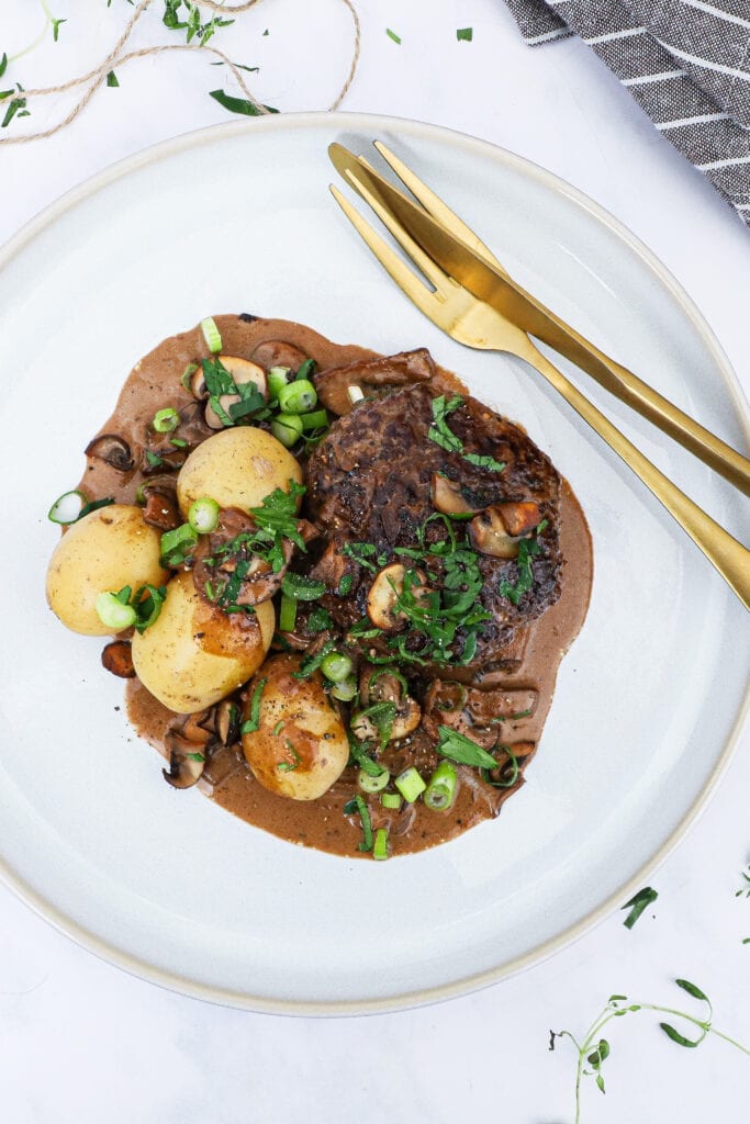 Hakkebøffer i fad - Opskrift med cremet champignonsauce