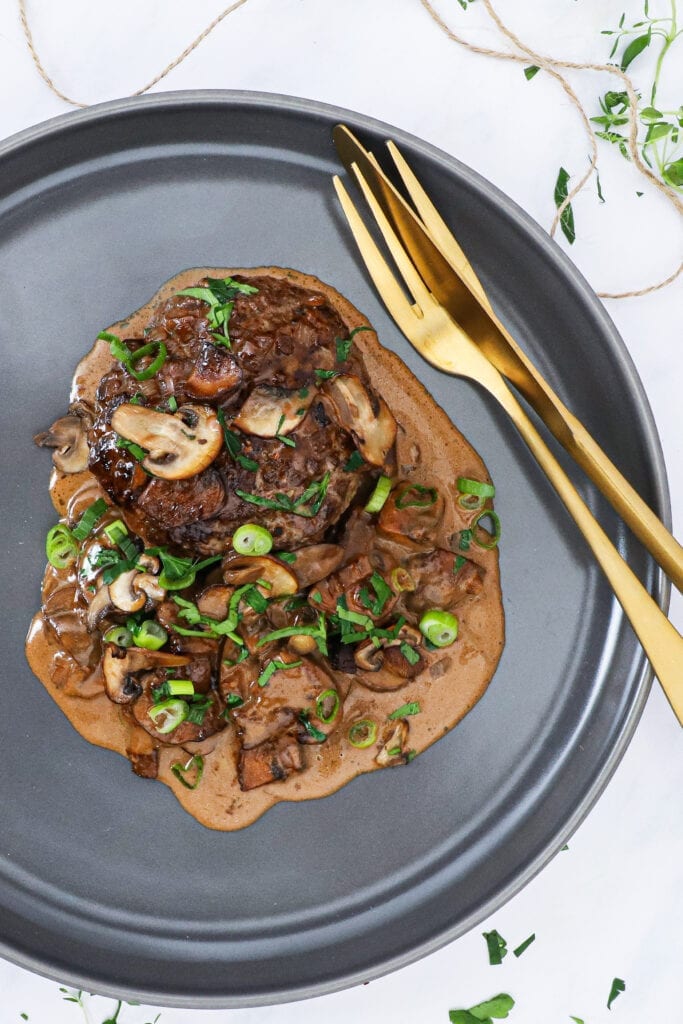 Hakkebøffer i fad - Opskrift med cremet champignonsauce