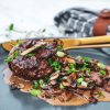 Hakkebøffer i fad - Opskrift med cremet champignonsauce