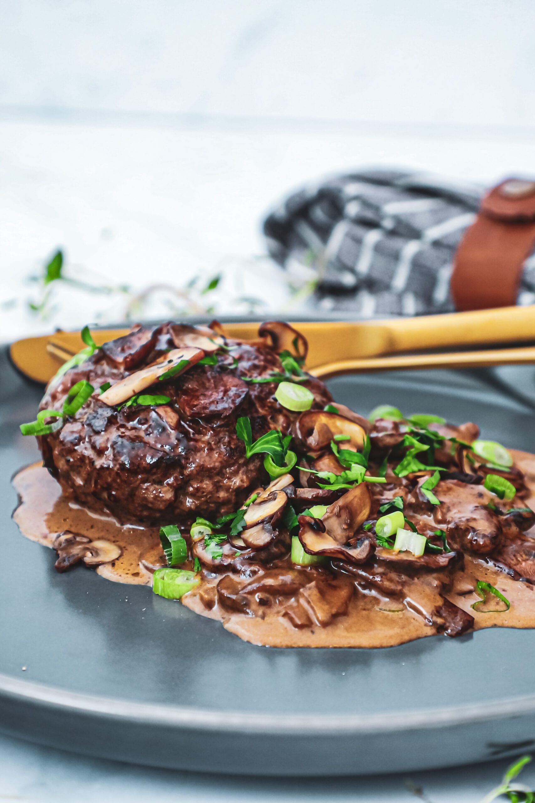 Hakkebøffer i fad - Opskrift med cremet champignonsauce