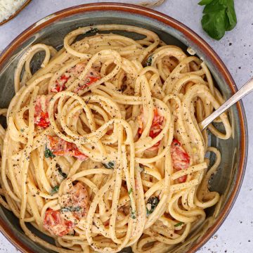 Pasta med mascarpone, tomater og hvidvin