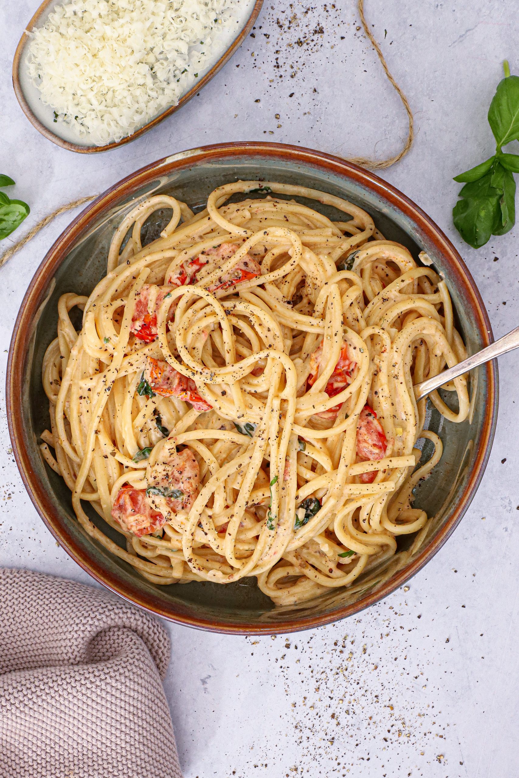 Pasta med mascarpone, tomater og hvidvin
