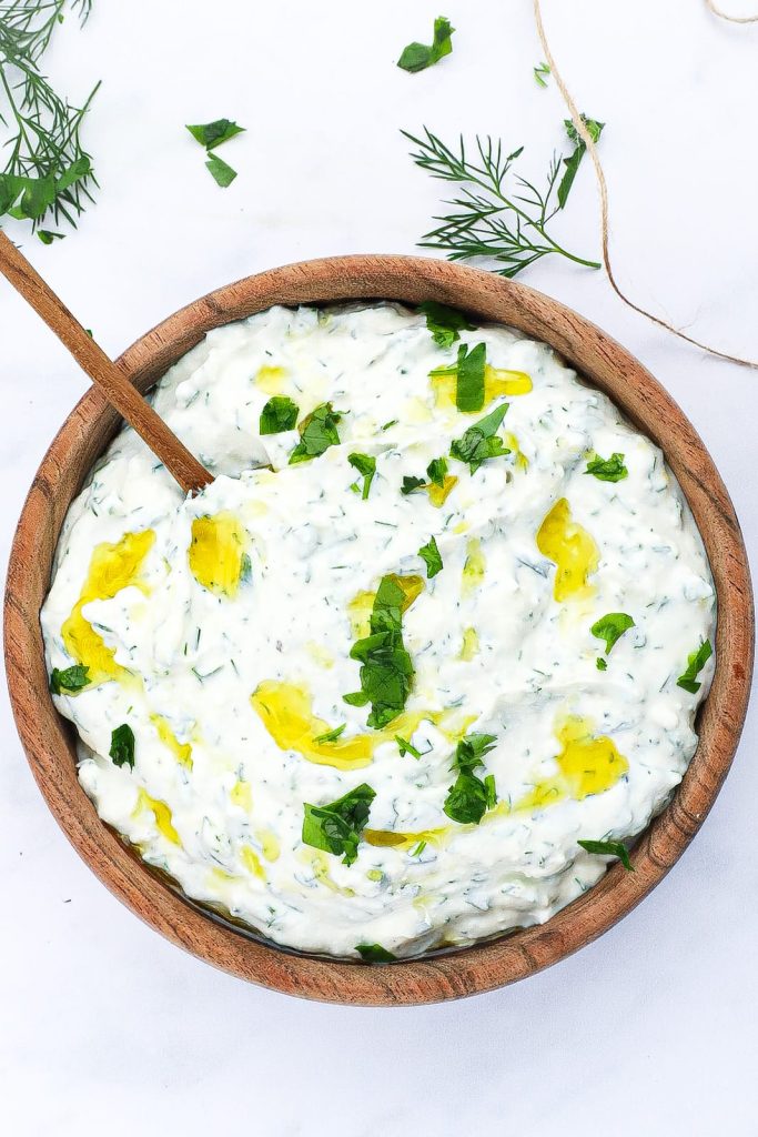Haydari - Opskrift på tyrkisk yoghurt dip med feta og urter