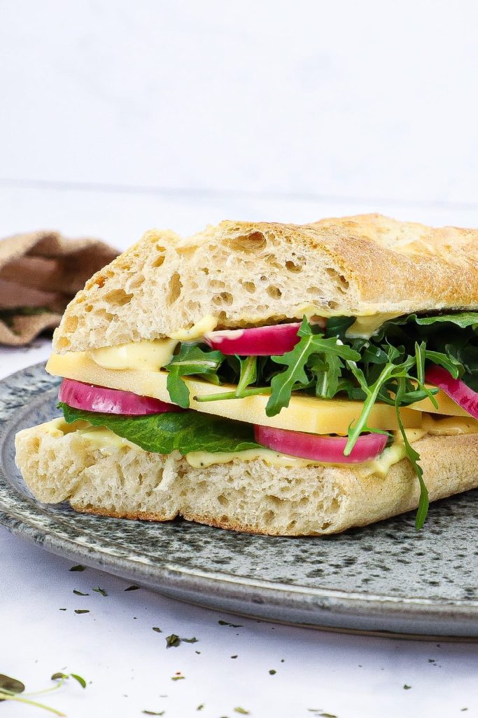 Sandwich med vesterhavsost - Opskrift med sennepsmayo