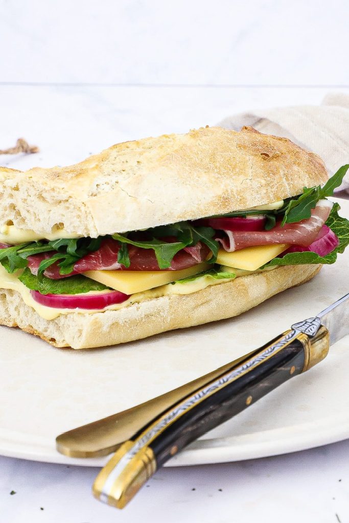 Parma sandwich - Opskrift på sandwich med vesterhavsost og sennepsmayo