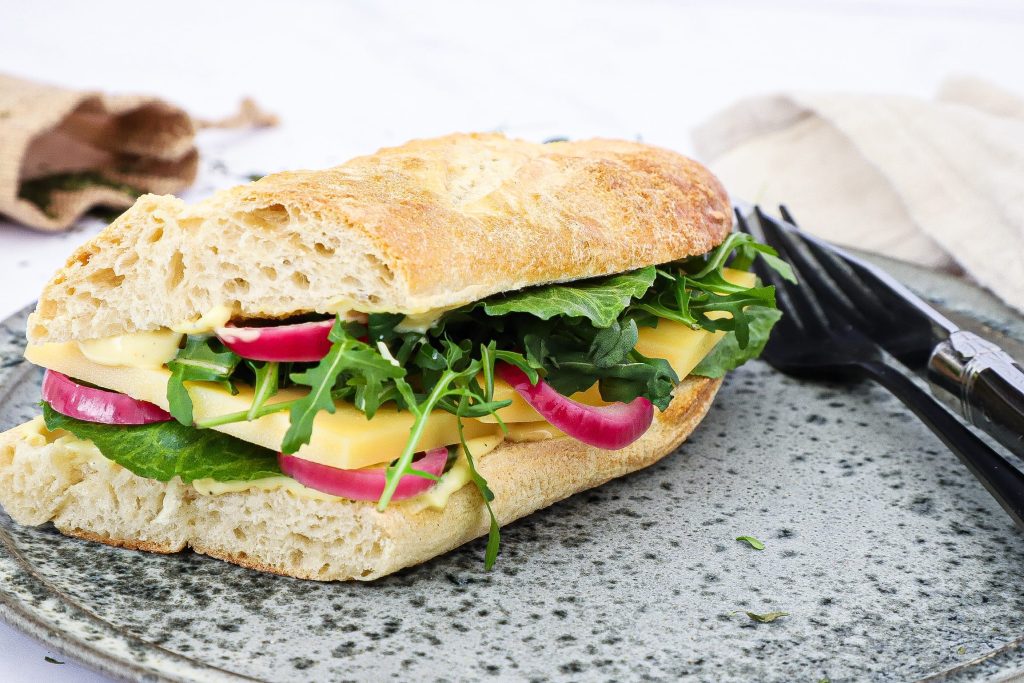Sandwich med vesterhavsost - Opskrift med sennepsmayo