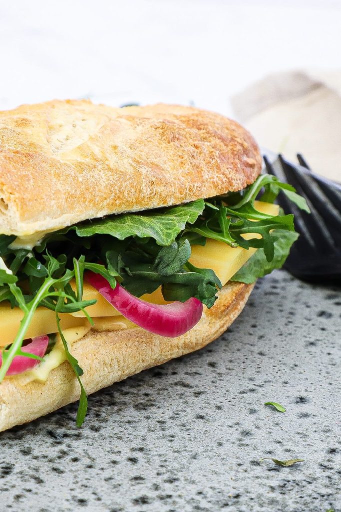 Sandwich med vesterhavsost - Opskrift med sennepsmayo