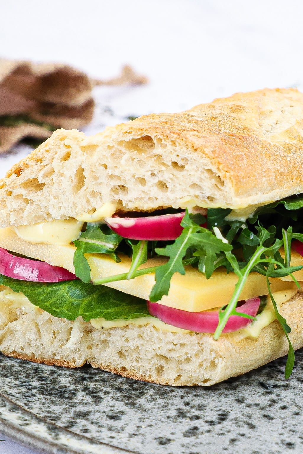 Sandwich med vesterhavsost - Opskrift med sennepsmayo