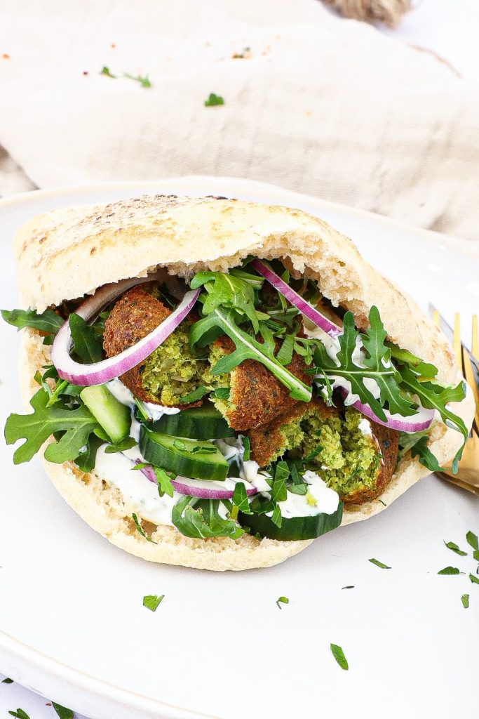 Pita med falafel - Opskrift på pitabrød med falafler