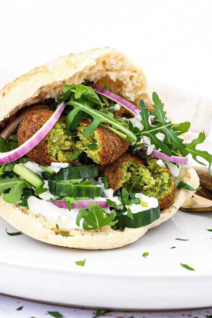 Pita med falafel - Opskrift på pitabrød med falafler