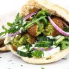 Pita med falafel - Opskrift på pitabrød med falafler