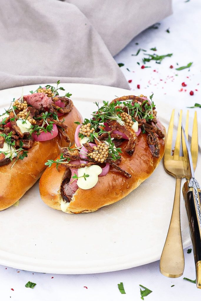 Steak dogs med bearnaise og løg - Opskrift på gourmet hotdogs