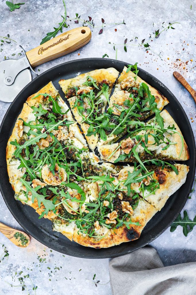 Pizza bianco med gedeost - Opskrift på pizza med gedeost