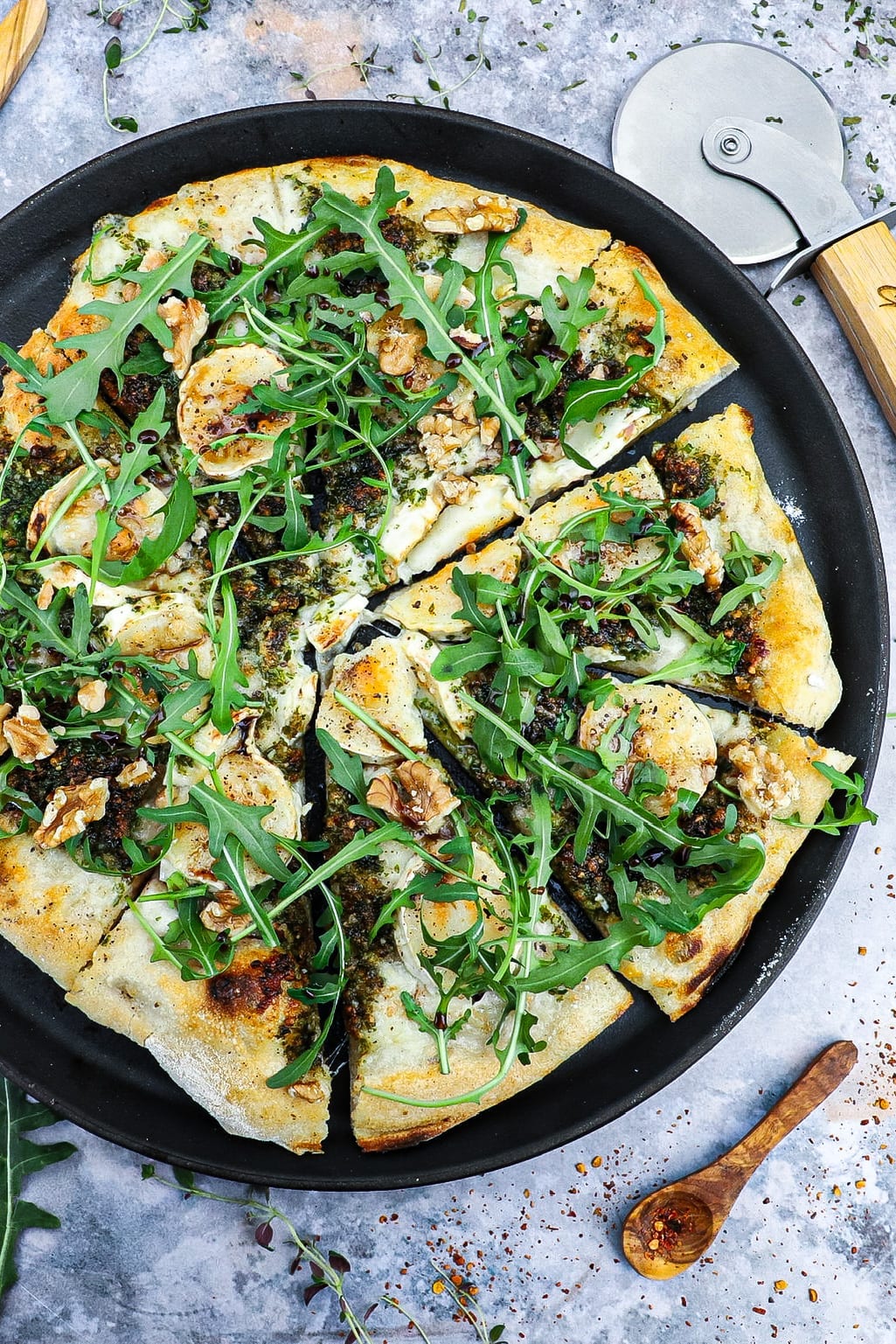 Pizza bianco med gedeost - Opskrift på pizza med gedeost