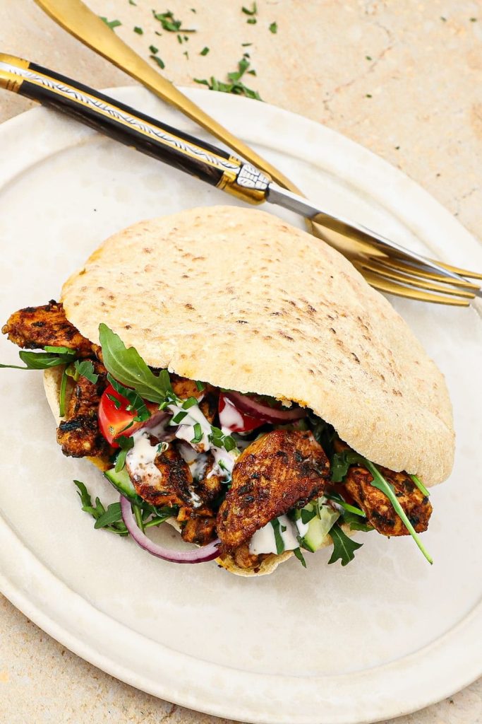 Kyllinge gyros i pita - Opskrift på græsk gyros