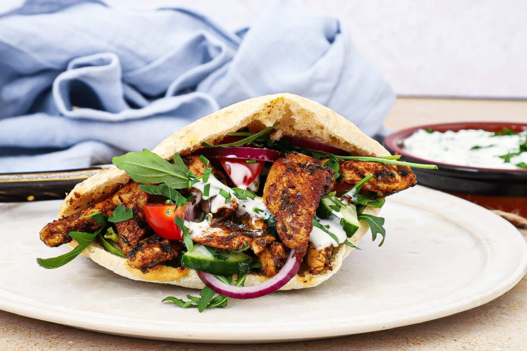 Kyllinge gyros i pita - Opskrift på græsk gyros