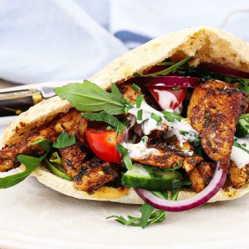 Kyllinge gyros i pita - Opskrift på græsk gyros