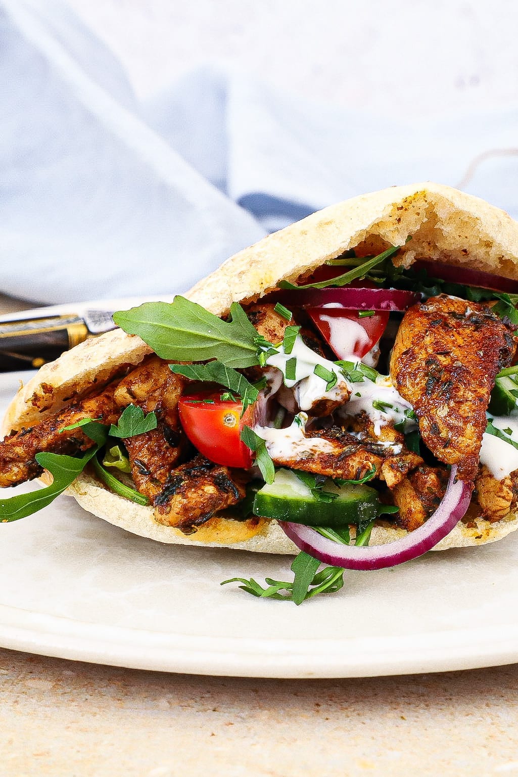 Kyllinge gyros i pita - Opskrift på græsk gyros