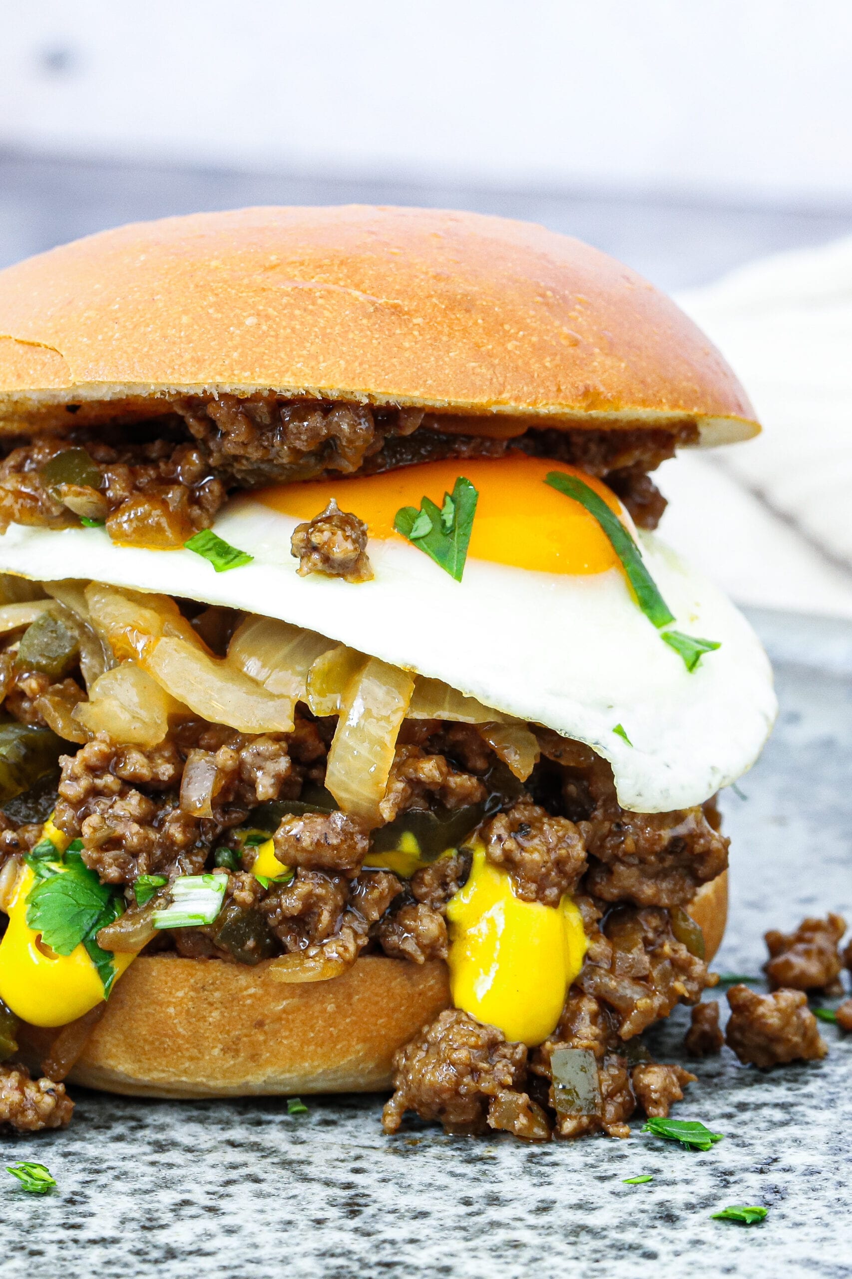 Millionbøf burger med spejlæg - Opskrift på snasket burger