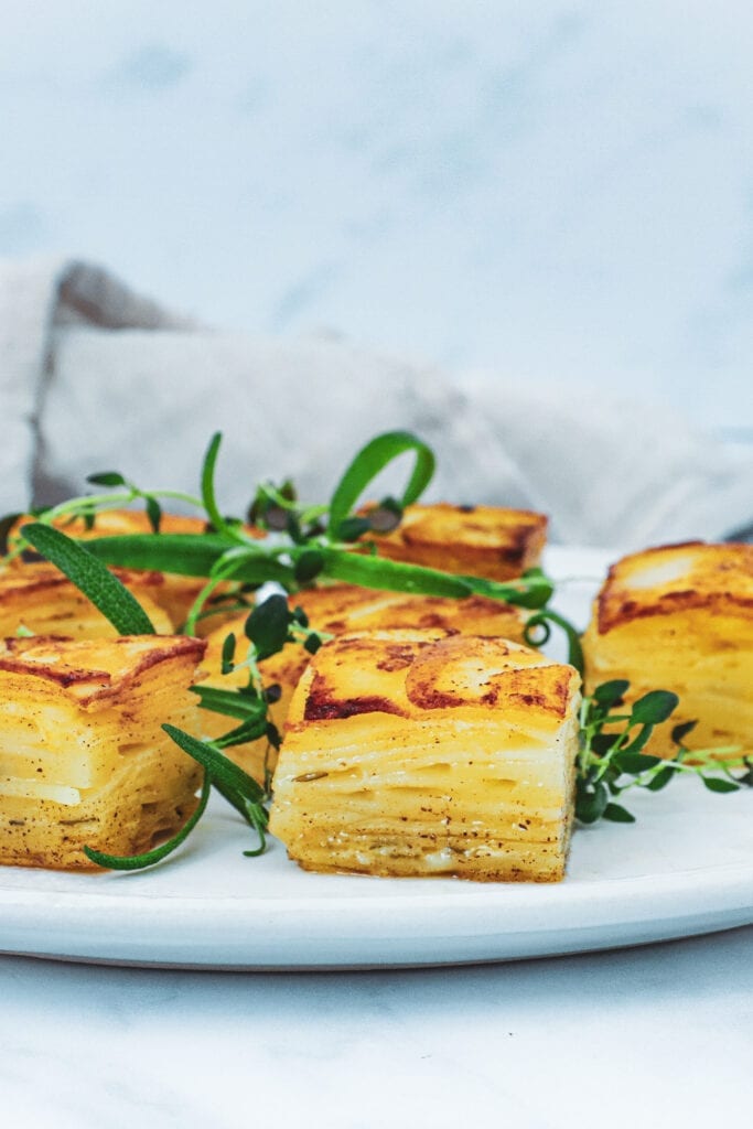 Pommes anna - Opskrift på kartofler i lag med kryddersmør