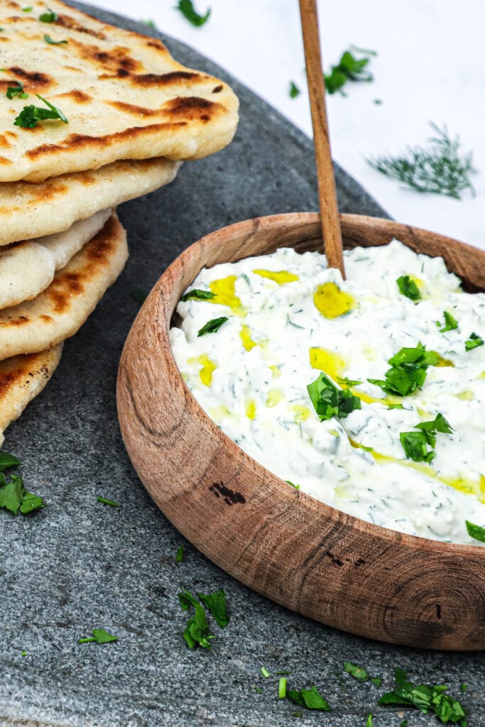 Haydari - Opskrift på tyrkisk yoghurt dip med feta og urter