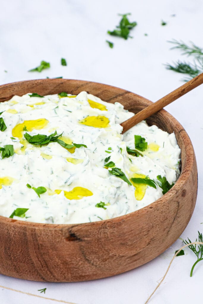 Haydari - Opskrift på tyrkisk yoghurt dip med feta og urter
