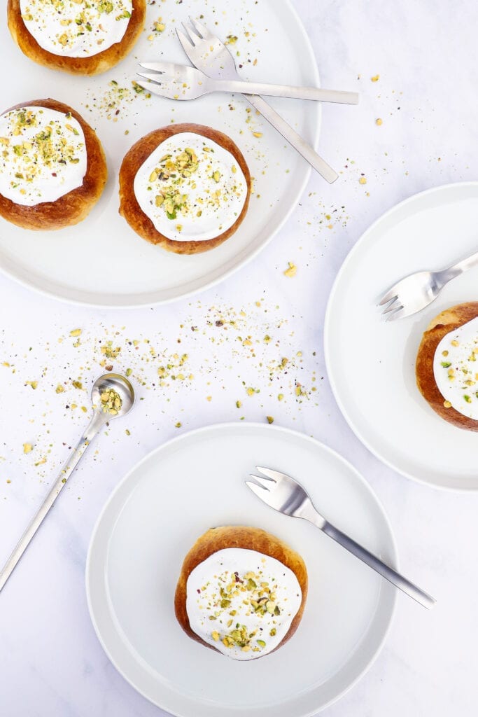 Fastelavnsboller med æble og pistacie - Opskrift på fastelavnsboller