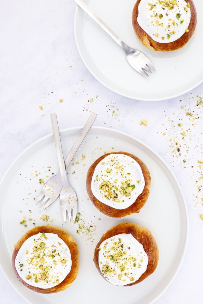 Fastelavnsboller med æble og pistacie - Opskrift på fastelavnsboller