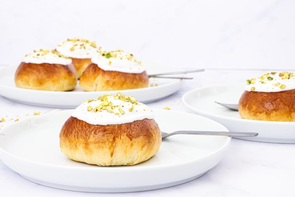 Fastelavnsboller med æble og pistacie - Opskrift på fastelavnsboller