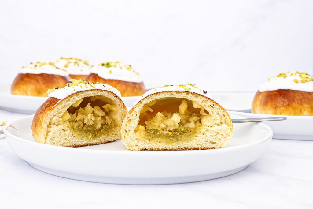 Fastelavnsboller med æble og pistacie - Opskrift på fastelavnsboller