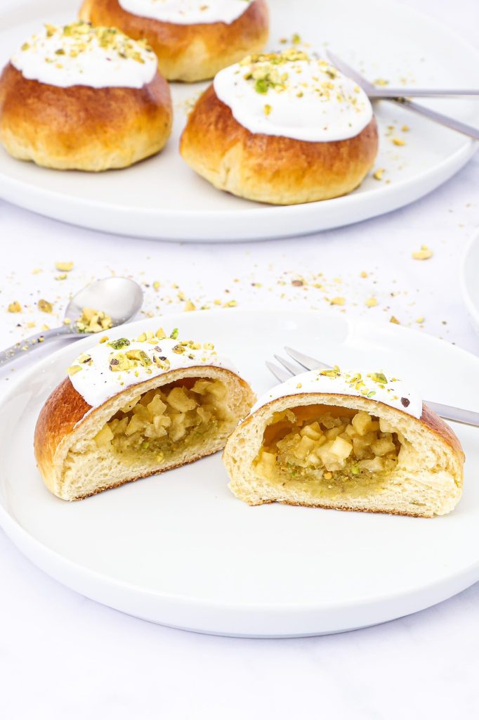 Fastelavnsboller med æble og pistacie - Opskrift på fastelavnsboller