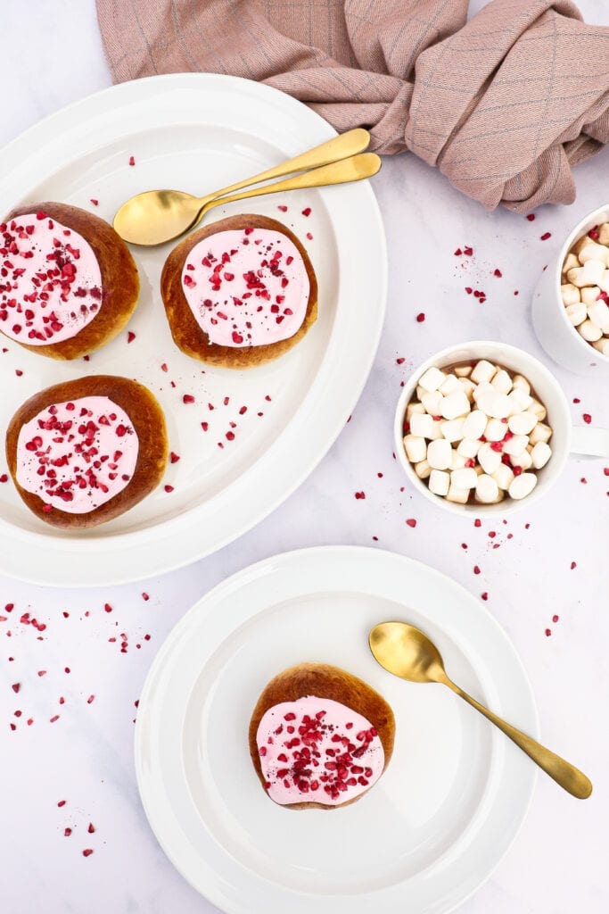 Fastelavnsboller med creme og syltetøj - Opskrift på fastelavnsboller