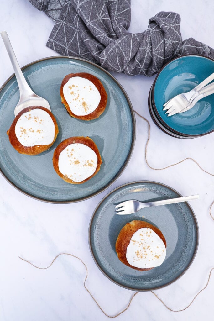 Fastelavnsboller med creme og remonce - Opskrift på fastelavnsboller