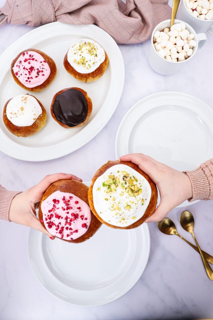 Fastelavnsboller med æble og pistacie - Opskrift på fastelavnsboller