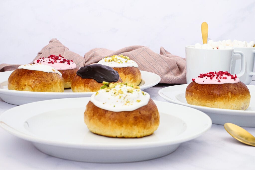 Fastelavnsboller med æble og pistacie - Opskrift på fastelavnsboller