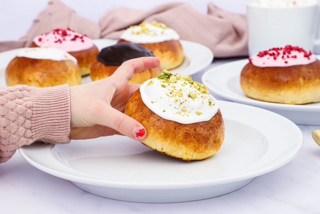 Fastelavnsboller med æble og pistacie - Opskrift på fastelavnsboller